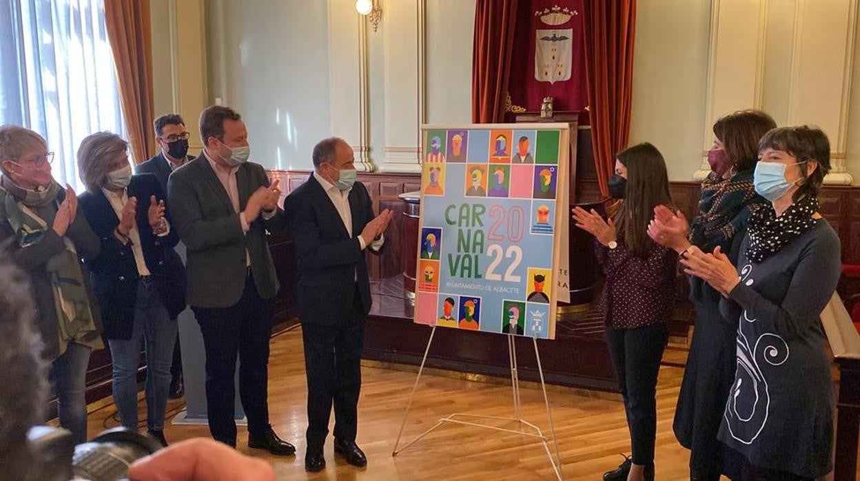 El alcalde de Albacete, Emilio Sáez, durante la presentación del cartel del Carnaval 2022