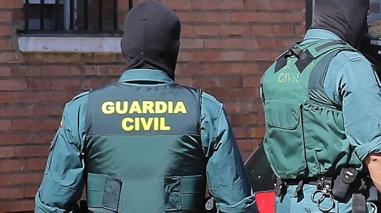 Agentes de la Guardia Civil durante una detención