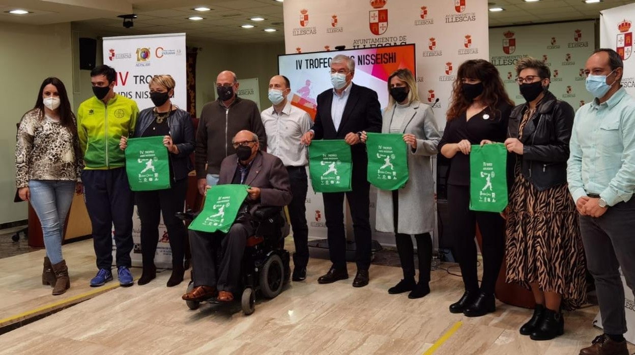 El alcalde José Manuel Tofiño y miembros de Aidiscam durante la presentación del torneo