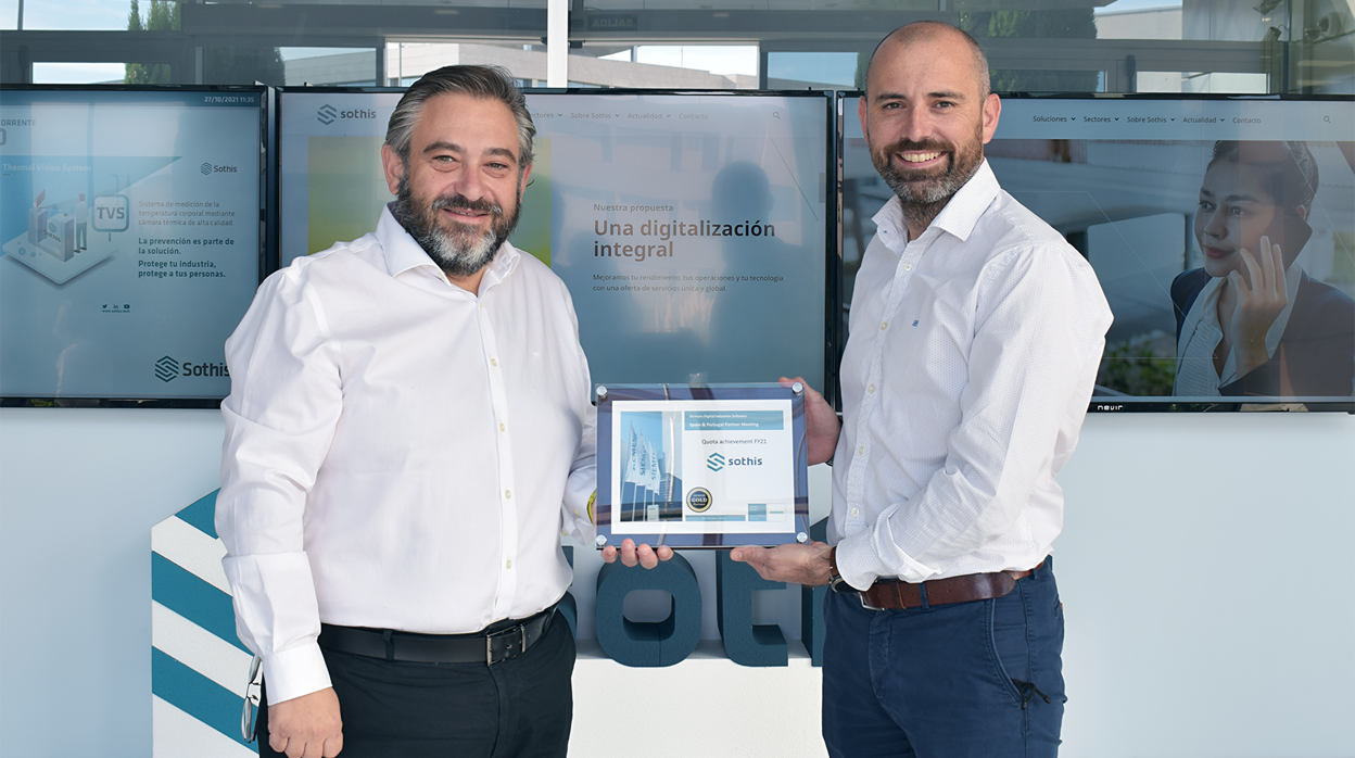 Joaquín Guerra, director de la unidad de negocio de Ingeniería y Consultoría Digital de Sothis, y Luis Beltrán, director de desarrollo de negocio, con el reconocimiento de Siemens