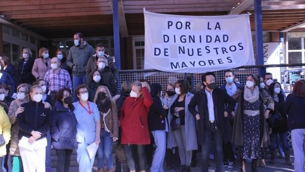 Concentración de las trabajadoras de la residencia pública de Torrijos