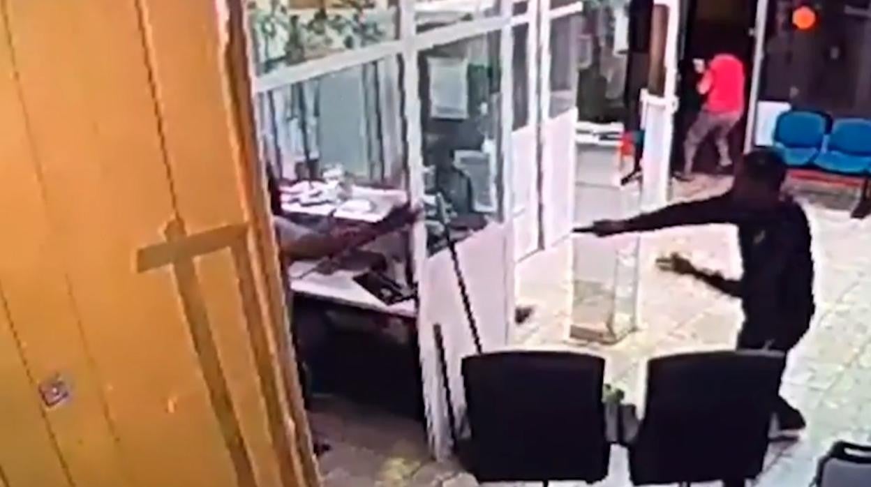 Atraco con armas de fuego en un locutorio de Madrid a manos de una banda latina