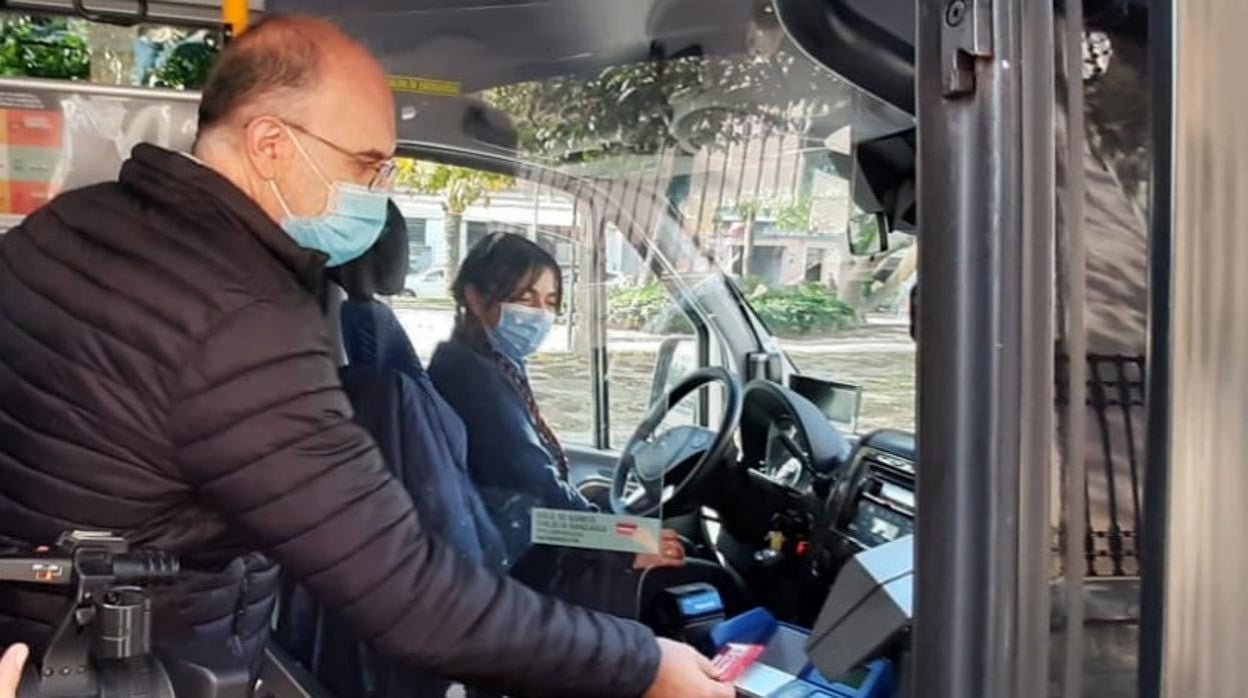 El concejal Manuel Villar, en un autobús urbano de Alicante