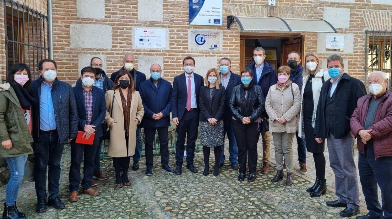 El consejeroy el alcalde de Oropesa, junto a representantes municipales y entidades de la comarca