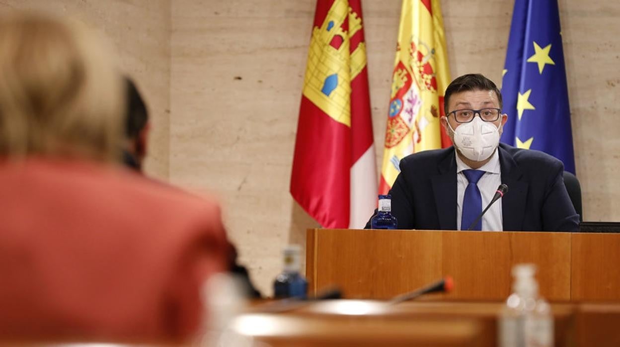 El viceconsejero de Educación del Gobierno de Castilla-La Mancha, Amador Pastor, durante su comparecencia en las Cortes