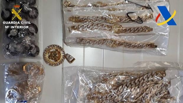 Intervenidas en Alicante casi 3.000 joyas de lujo falsificadas que iban a ser vendidas en Argelia