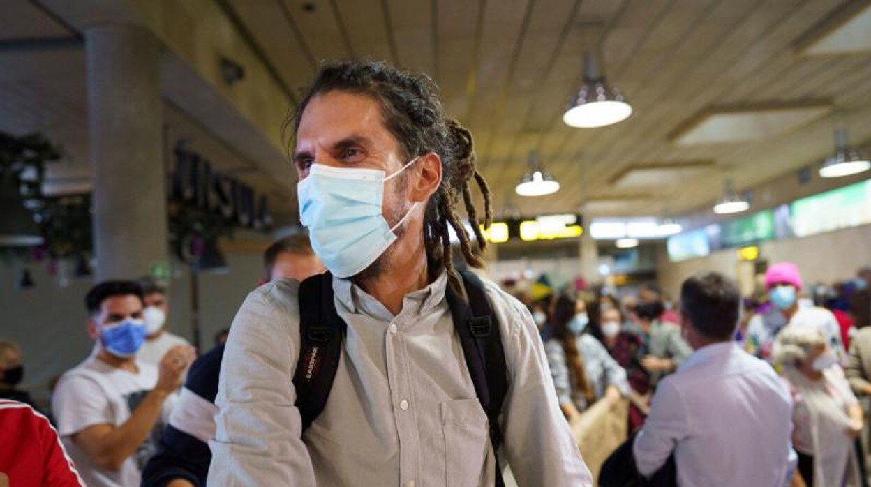 El exdiputado de Unidas Podemos Alberto Rodríguez es recibido por simpatizantes a su llegada al aeropuerto Tenerife Norte cuando anuncia que abandona la militancia del partido morado