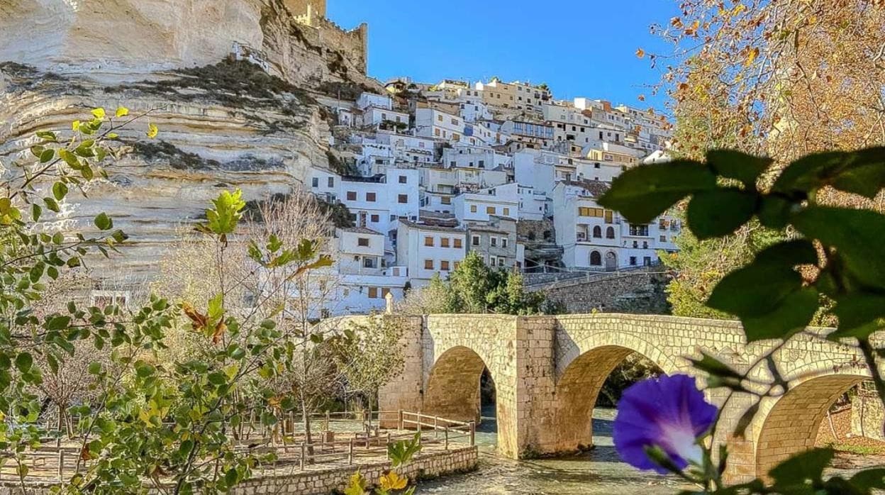 Vista de Alcalá del Júcar, pueblo de la comarca albaceteña de la Manchuela donde está 'La cepa de Pelayo'