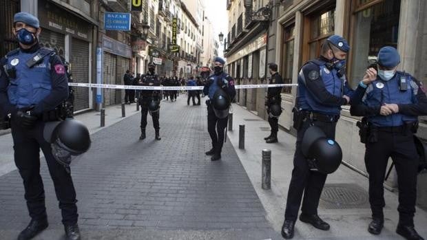 Así funciona la Oficina antiokupa de Ayuso: policías locales vigilarán y asesorarán las 24 horas