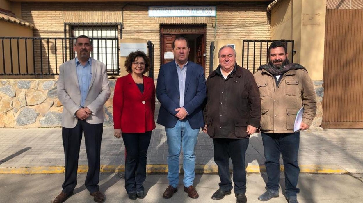 Riolobos y Tirado con el alcalde Magán, ante el edificio del consultorio médico