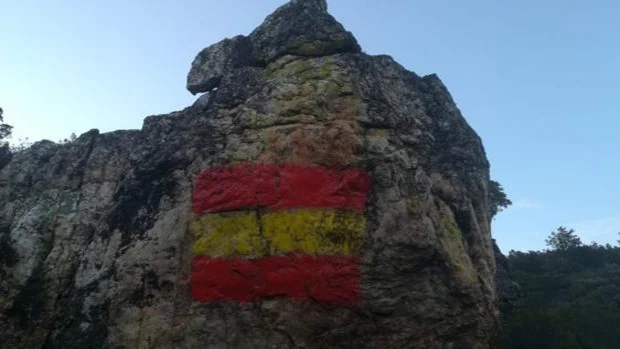 Arte rupestre de 6.000 años, vandalizado con una bandera de España en Solana del Pino