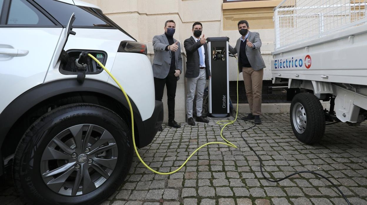 Actode entrega de los vehículos eléctricos en la Diputación de Alicante