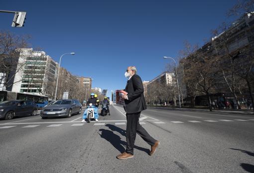 Imagen de Carlos San Juan paseando por Madrid este martes con las firmas recogidas