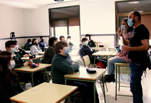 Alumnos de 4º de ESO del 'Virgen del Carmen' atienden la explicación de los investigadores de Parapléjicos