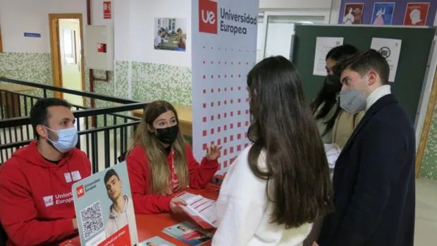 La XI Feria de Universidades de ELIS Villamartín acoge a 50 instituciones educativas españolas y europeas en San Miguel de Salinas
