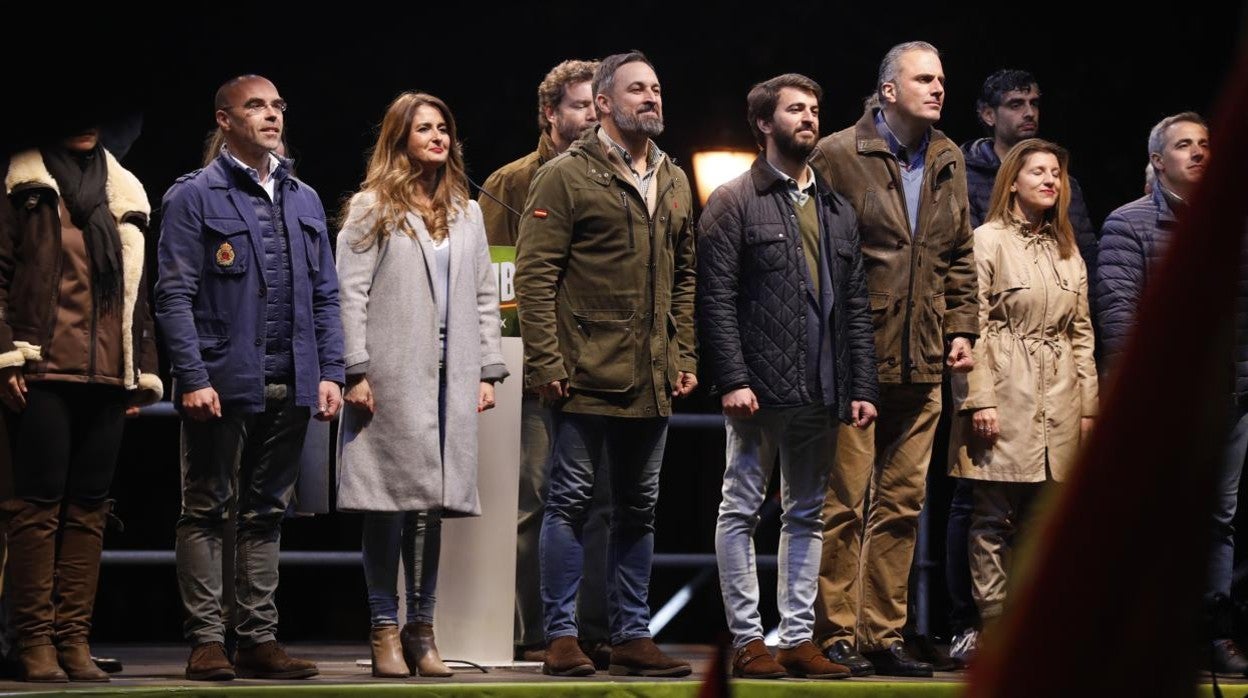 Abascal y García-Gallardo acompañados por otros representantes de Vox en el cierre de campaña en Valladolid