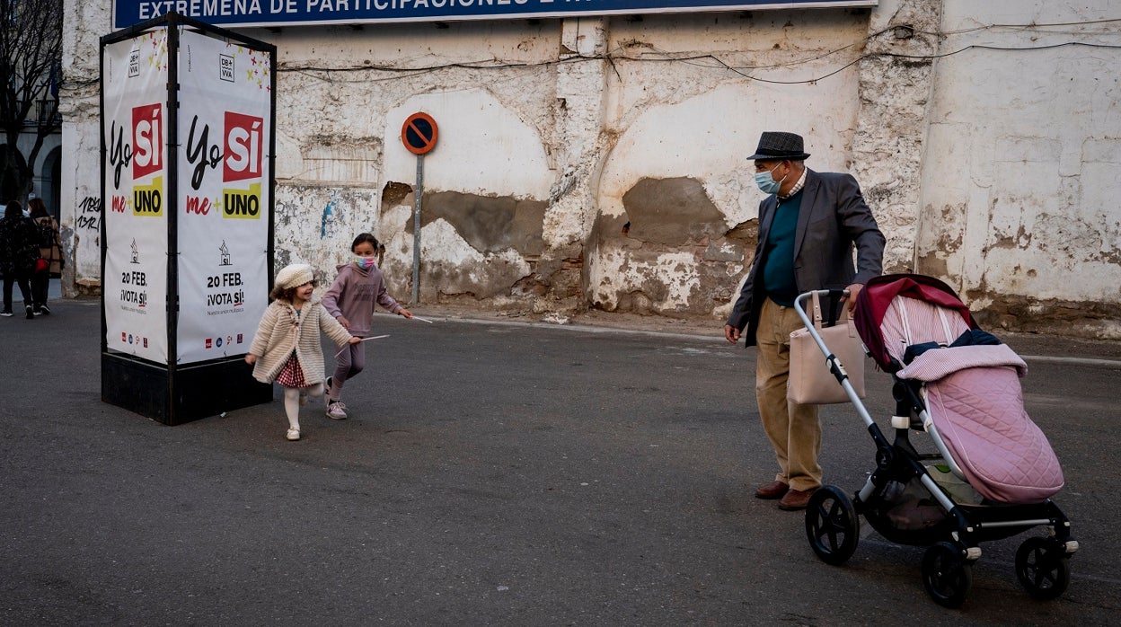 Los mayores, que ya han vivido varios intentos de fusión, votan pensando en el futuro. «Yo no lo veré, pero lo hago por mis nietos», coinciden