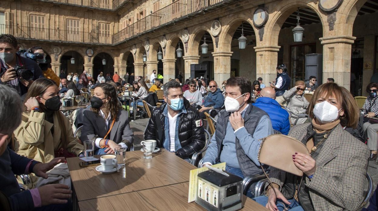 El candidato pupular a alas elecciones de Castilla y León, este sábado en la Plaza Mayor de Salamanca