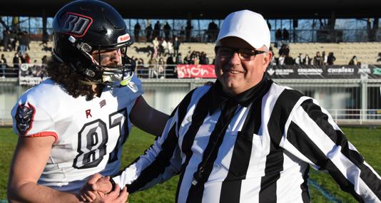 Paco Caballero, arbitrando un partido de fútbol americano