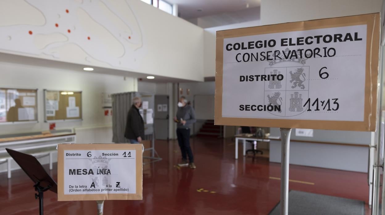 Las papeletas para elegir a los representantes de las Cortes en estas elecciones de Castilla y León