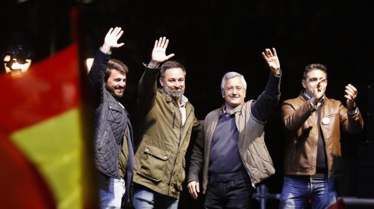 Santiago Abascal y Juan García-Gallardo durante el cierre de campaña
