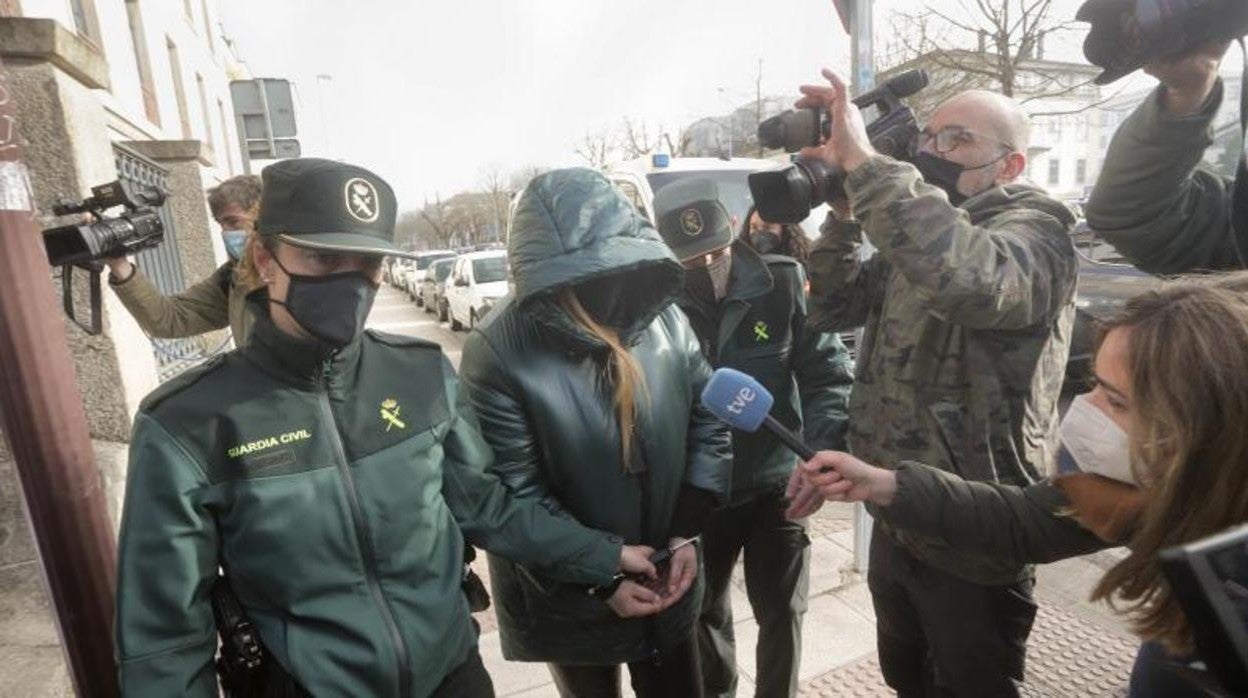 La acusada llegando al juicio que se celebra en la Audiencia Provincial de Lugo