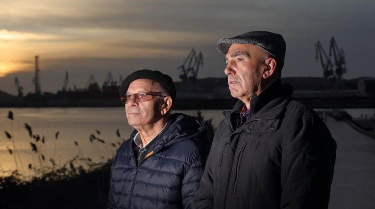 Rafael Pillado y Ramón Río en el barrio obrero de Caranza con los astilleros de Navantia, antigua Bazán, al fondo