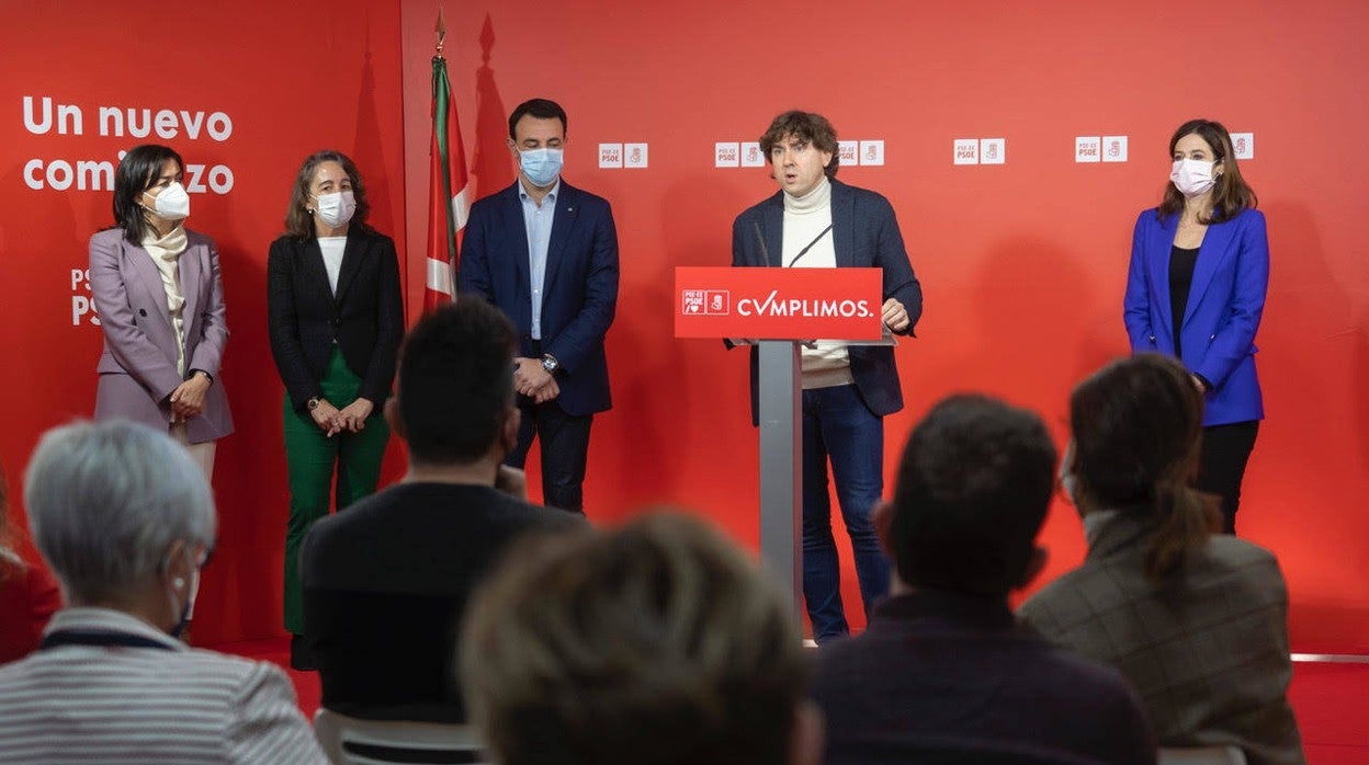 Eneko Andueza y su equipo durante la rueda de prensa celebrada hoy en Bilbao