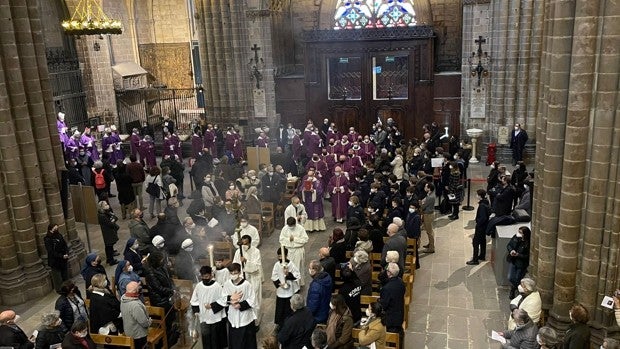 La Catedral de Barcelona, llena en el funeral del obispo Vadell: «¿Por qué tan temprano?»