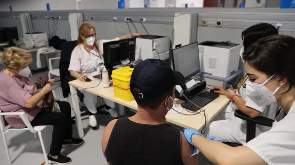 Dos ciudadanos reciben la vacuna en el hospital Isabel Zendal