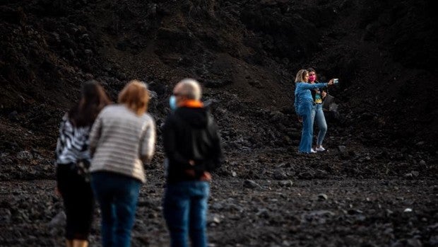 El volcán de La Palma tendrá un sendero habilitado para evitar que los turistas se 'cuelen' en las coladas