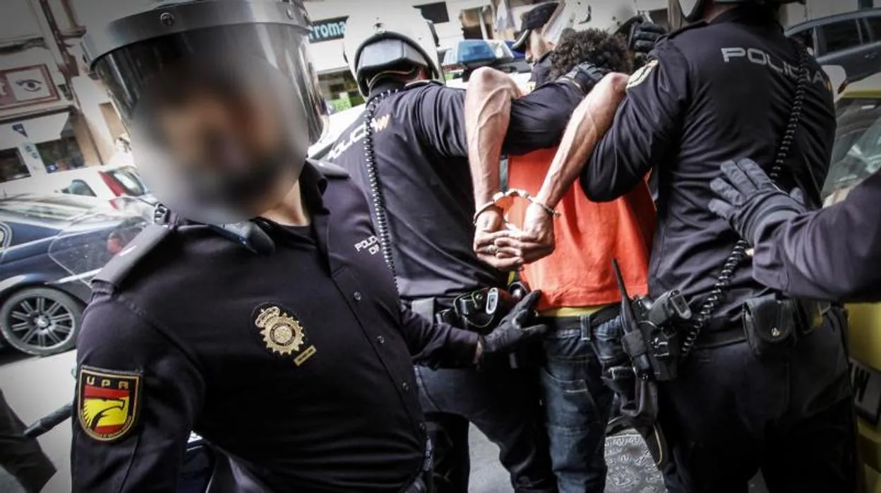 Imagen de archivo de una detención de la Policía Nacional en Alicante