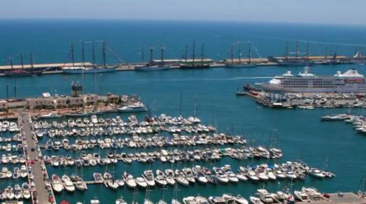 Zona del puerto de Alicante en la que se va a construir la isla flotante, entre las dos dársenas