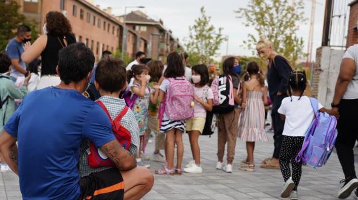 Salida de un colegio el primer día de curso