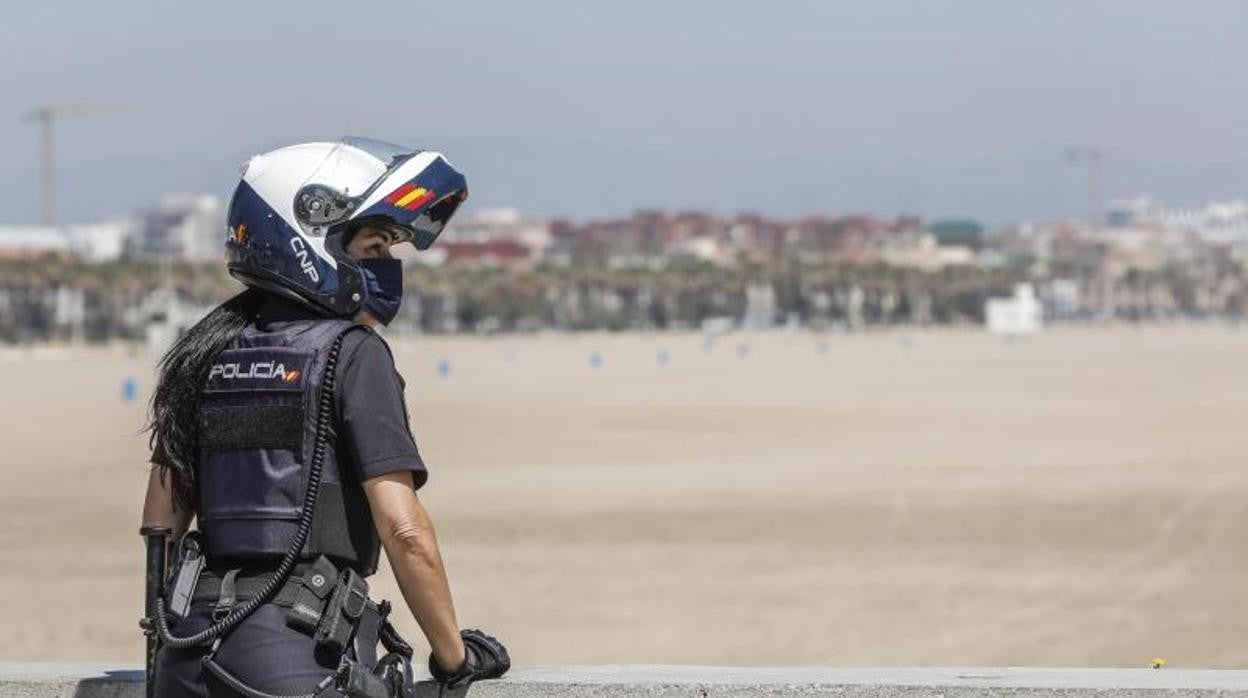 Imagen de archivo de una agente de la Policía Nacional tomada en Valencia