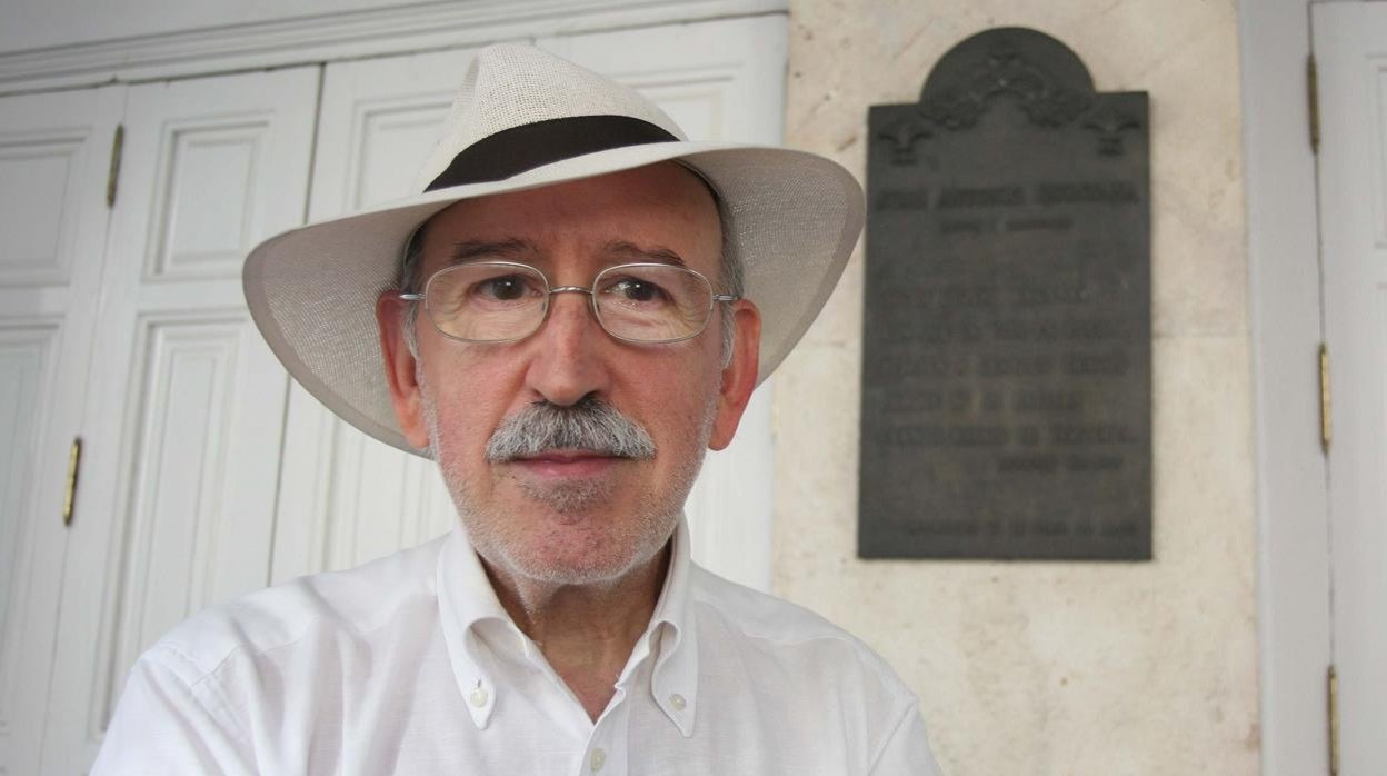 Juan Antonio Quintana, junto a la placa que le dedicó el Teatro Calderón de Valladolid