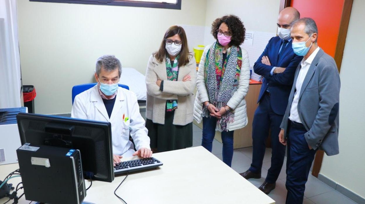 Regina Leal, Begoña Fernández e Íñigo Cortázar durante su visita al centro de slaud de Buenavista