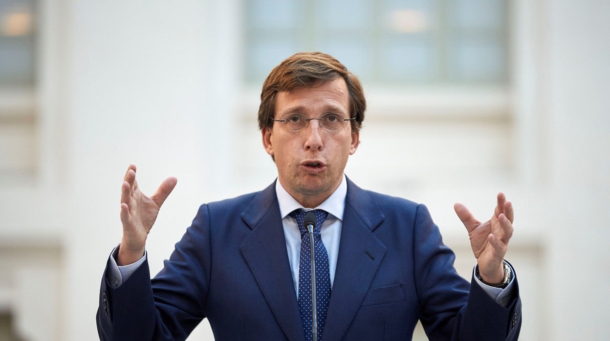 El alcalde de Madrid, José Luis Martínez-Almeida, durante la rueda de prensa de este jueves en el Palacio de Cibeles