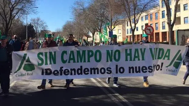 Miles de agricultores se echan a la calle en Ciudad Real en protesta por los costes de producción y la falta de agua