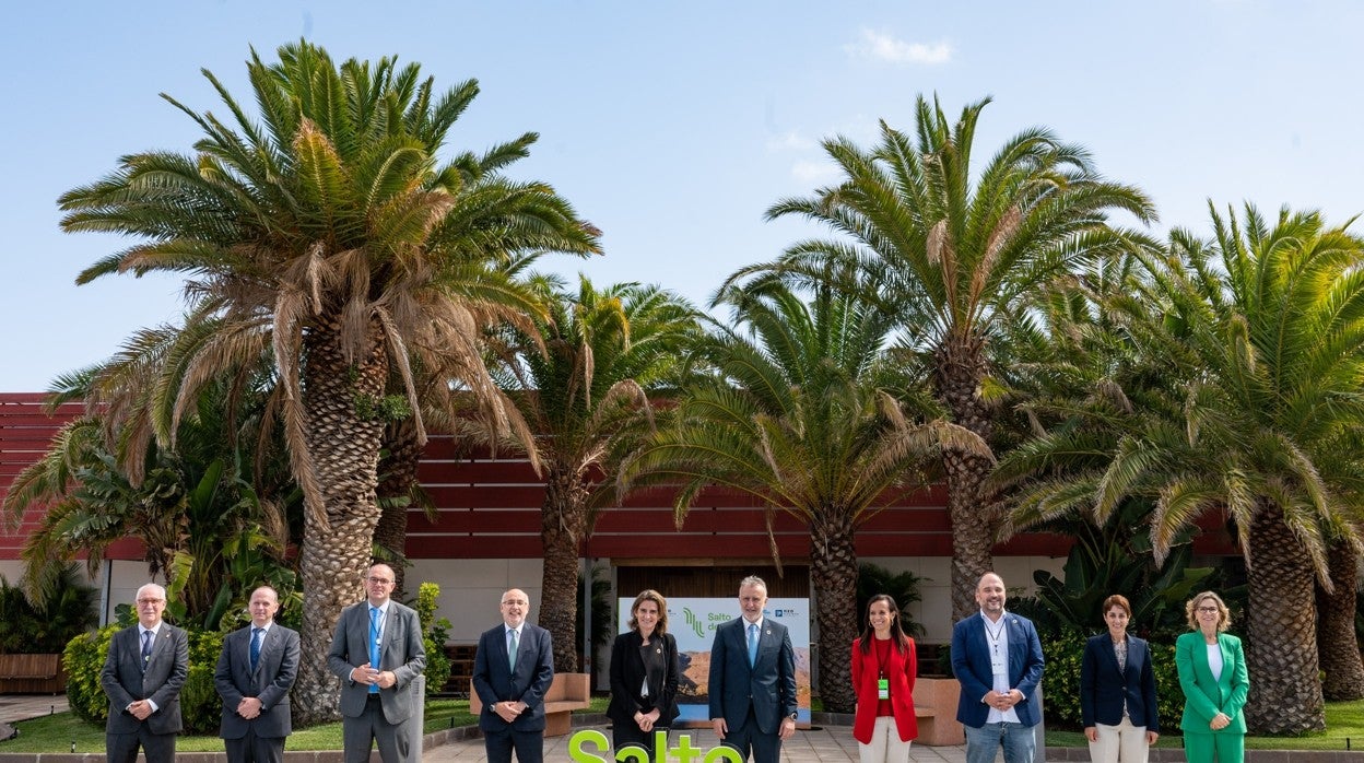 Autoridades durante el acto de "primera piedra" de la central