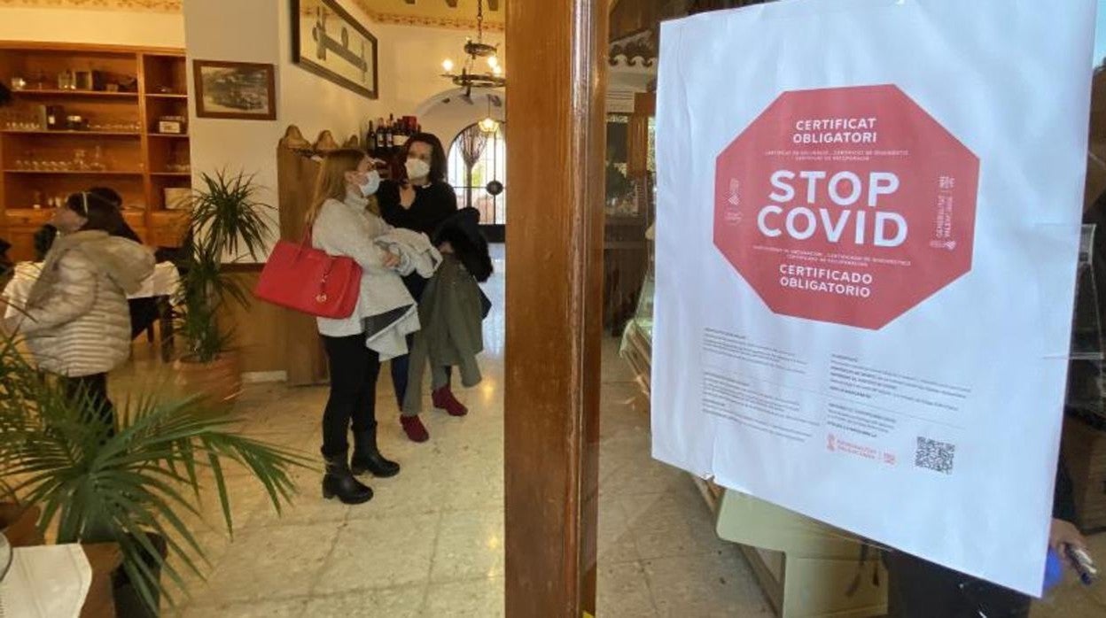 Cartel del pasaporte covid en un restaurante de Alicante