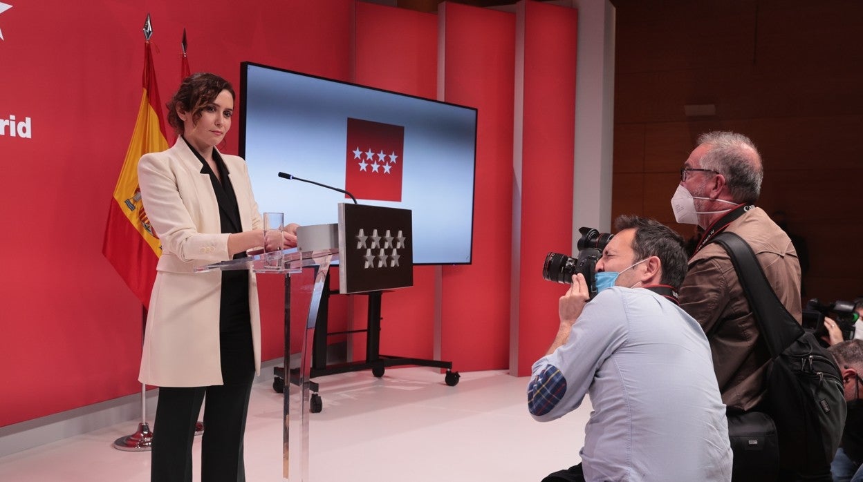 La presidenta madrileña, Isabel Díaz Ayuso, durante la rueda de prensa del jueves