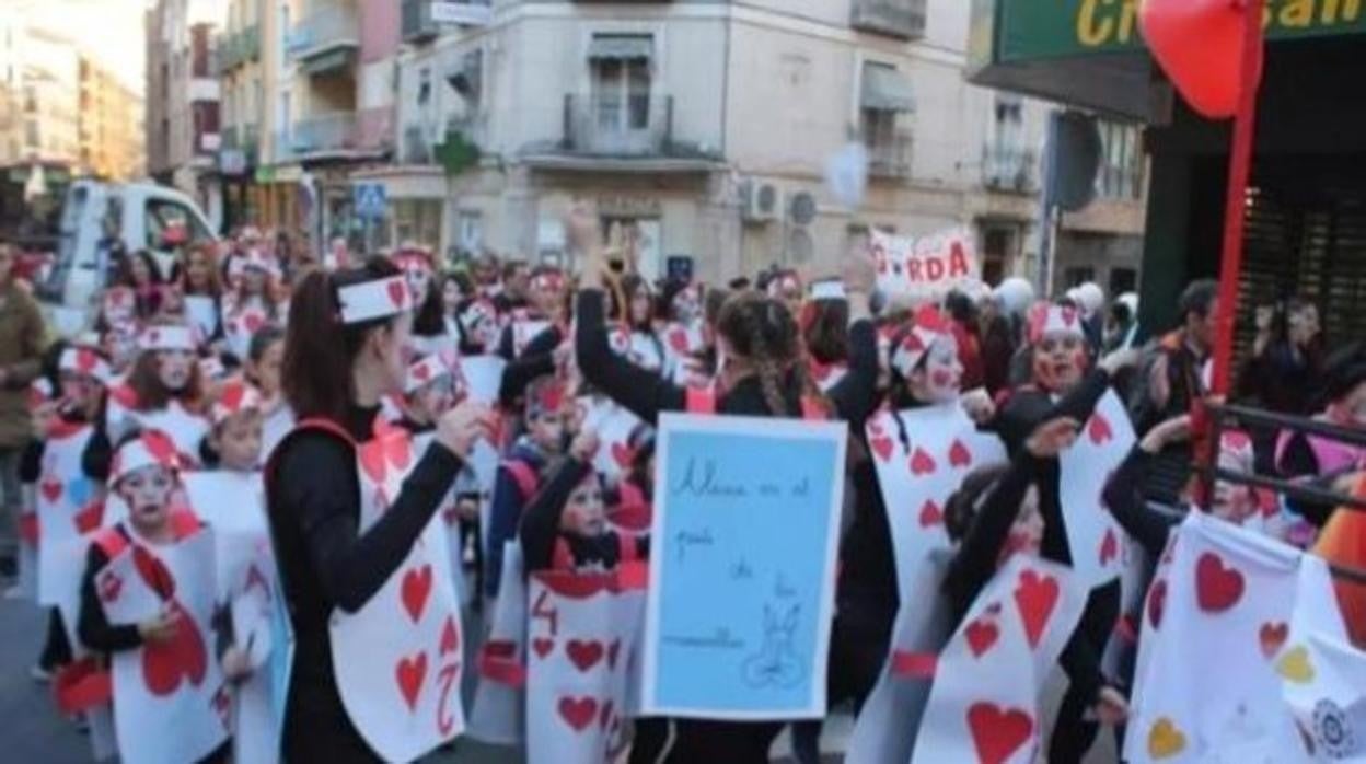 En la imagen de archivo, una de las comparsas que han participado en el Carnaval de Cuenca