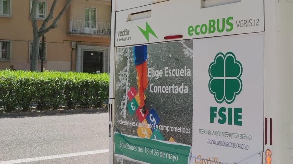 Anuncio de FSIE Castilla y León en la parte trasera de un autobús