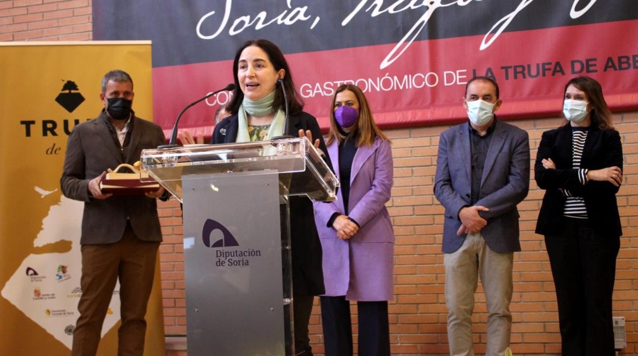 La delegada del Gobierno, Virginia Barcones y la consejera de Educacion, Rocio Lucas, asisten a la inauguración de la 19ª Feria de la Trufa de Soria. En la imagen, la premiada chef Elena Arzak