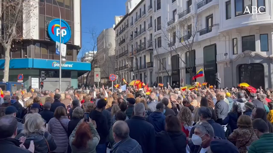 Manifestación en la sede del PP al grito de «Casado dimisión»