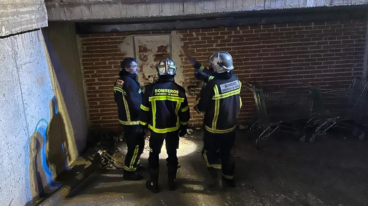 Los Bomberos, anoche, en el garaje tapiado donde ocurrió el incendio