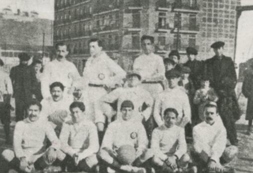 Equipo de 1911, posando en la calle Jorge Juan