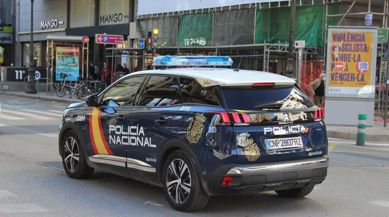 Un coche de la Policía Nacional por las calles de Valencia