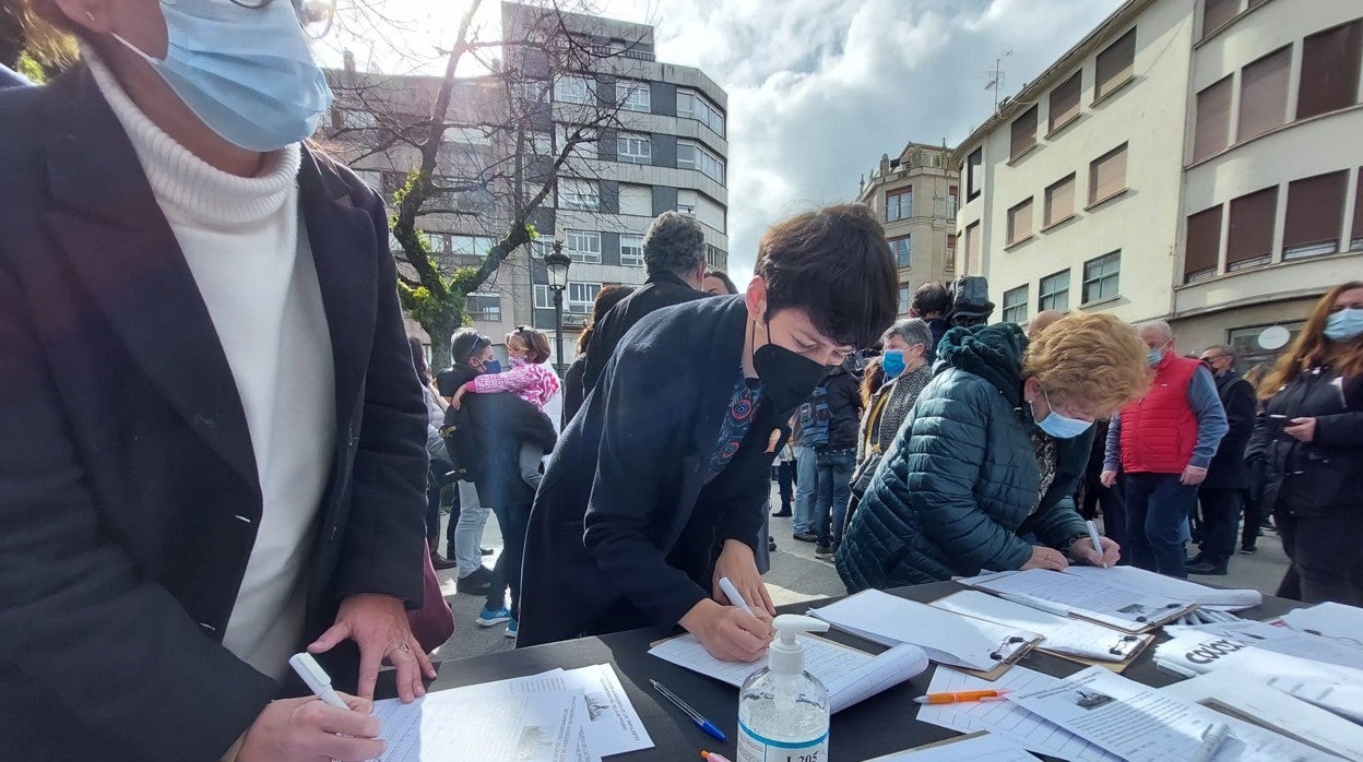 Ana Pontón, el domingo apoyando en Marín a las familias de las víctimas del naufragio de Terranova